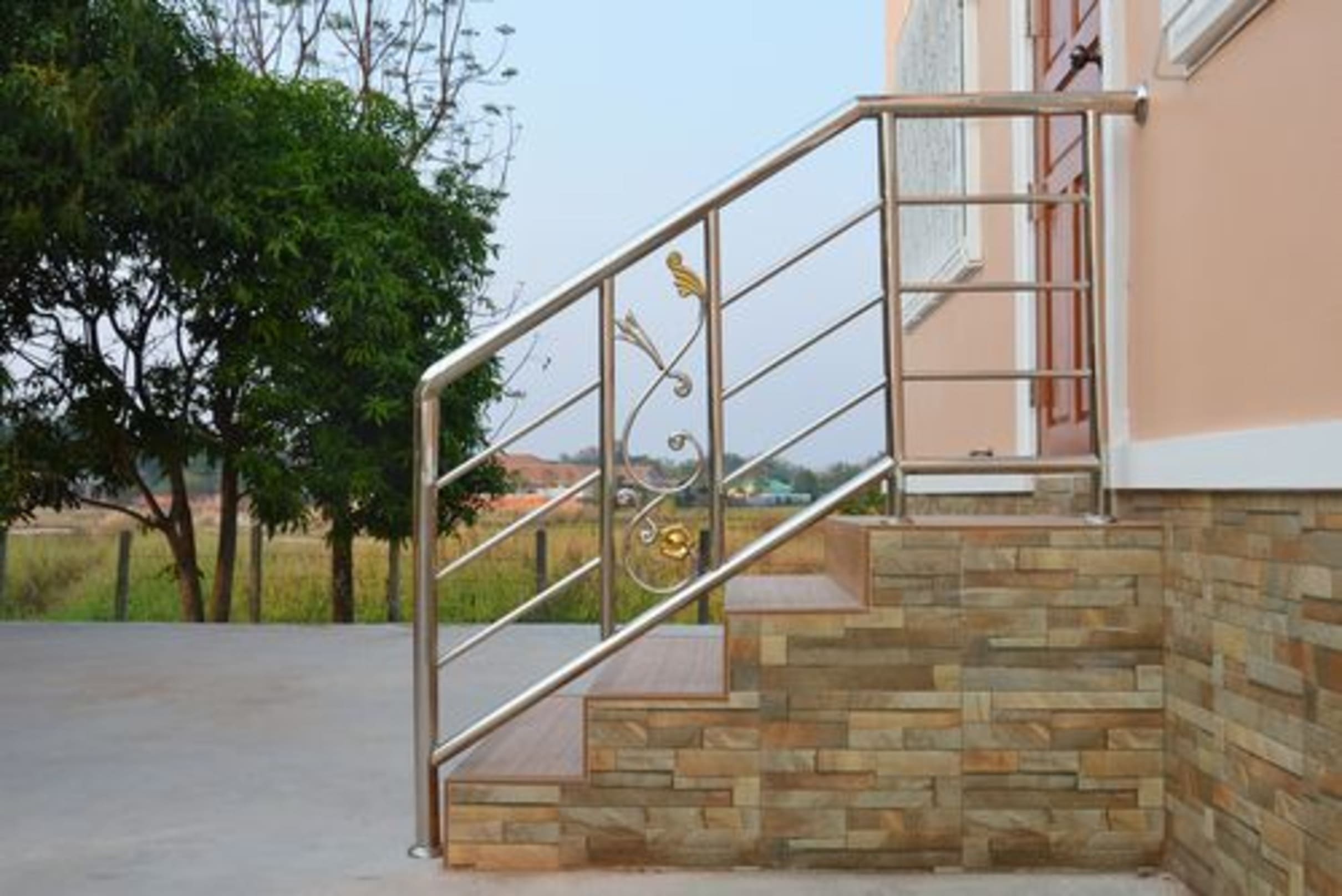 give-your-balcony-a-nude-steel-look-with-handrail-railings_0_1200